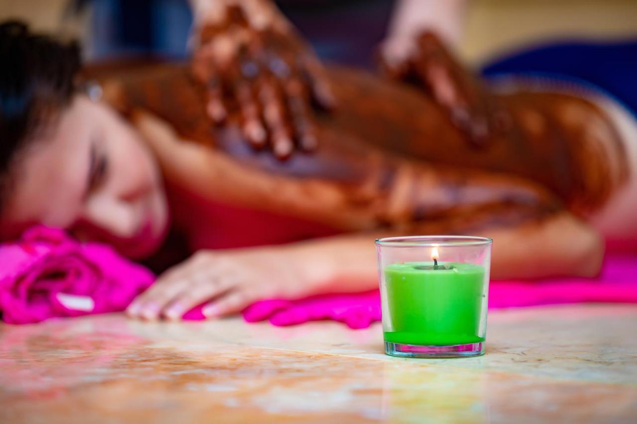 马卡蒂第一生活度假村 洪加達 外观 照片 A massage in progress