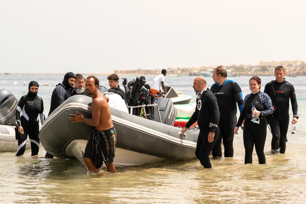马卡蒂第一生活度假村 洪加達 外观 照片 Divers at the Red Sea