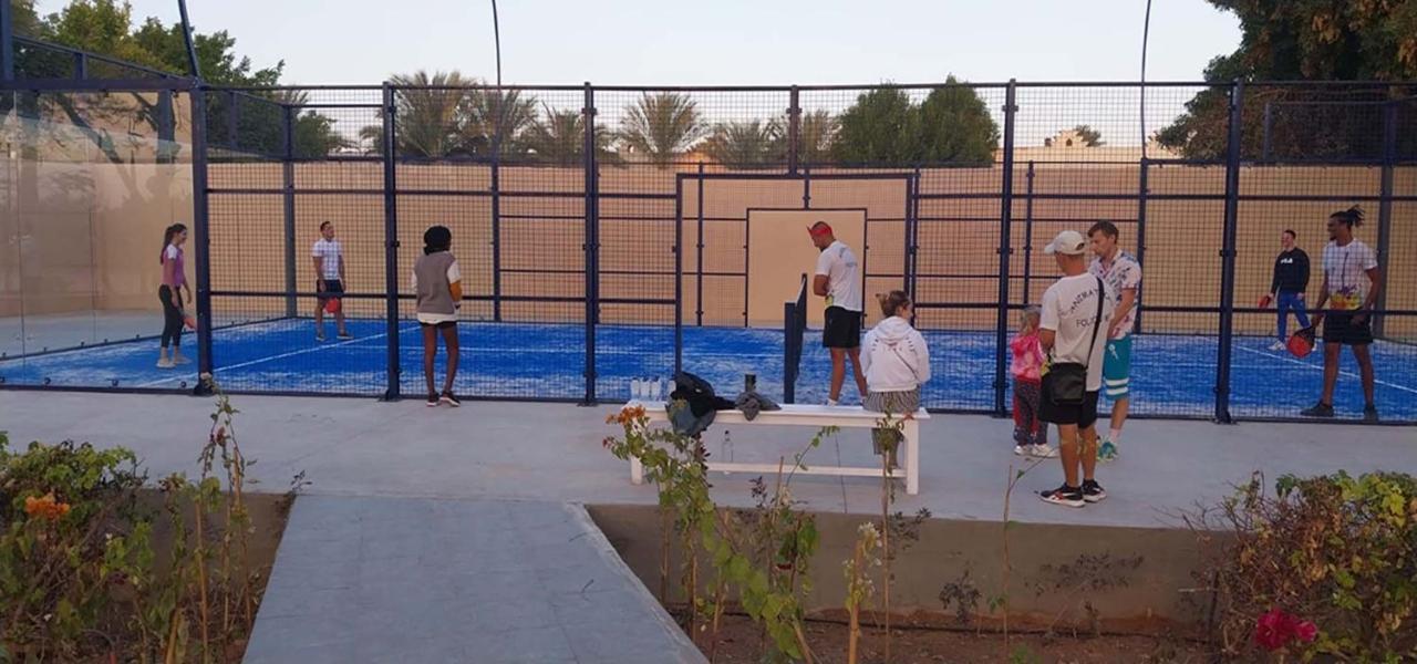 马卡蒂第一生活度假村 洪加達 外观 照片 A paddle tennis court in Al-Qusais, Qatar
