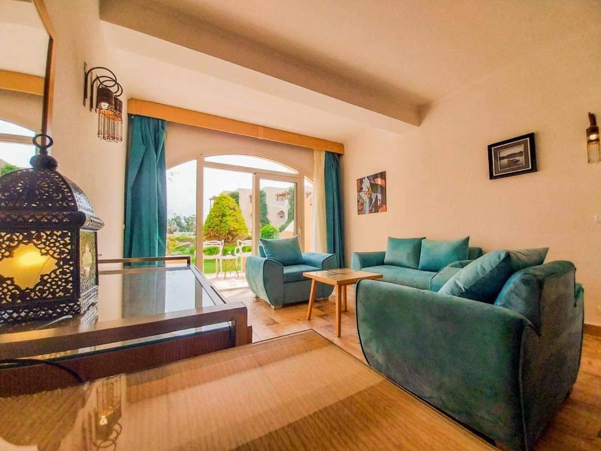 马卡蒂第一生活度假村 洪加達 外观 照片 A living room in a villa