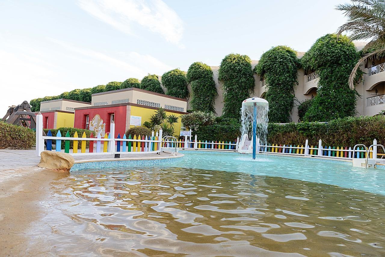 马卡蒂第一生活度假村 洪加達 外观 照片 Fountain at the park