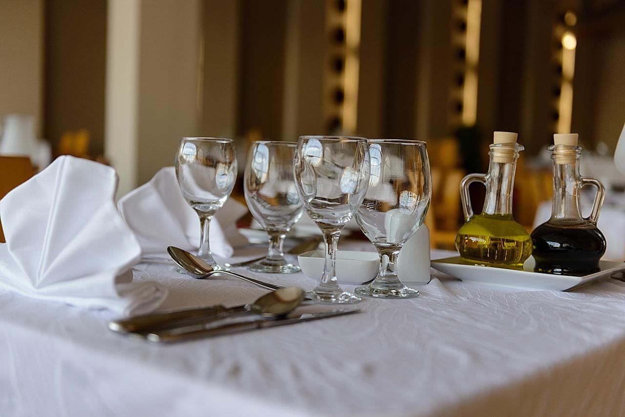 马卡蒂第一生活度假村 洪加達 外观 照片 Wine glasses
