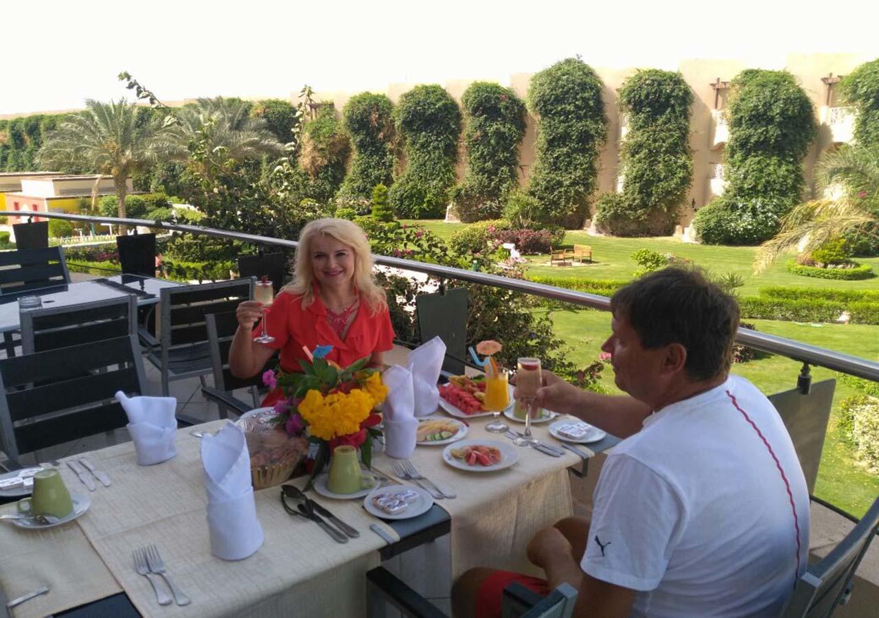 马卡蒂第一生活度假村 洪加達 外观 照片 A couple at the hotel